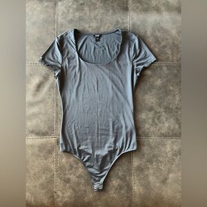 Express Women's Gray Scoop Neck Short Sleeve Bodysuit